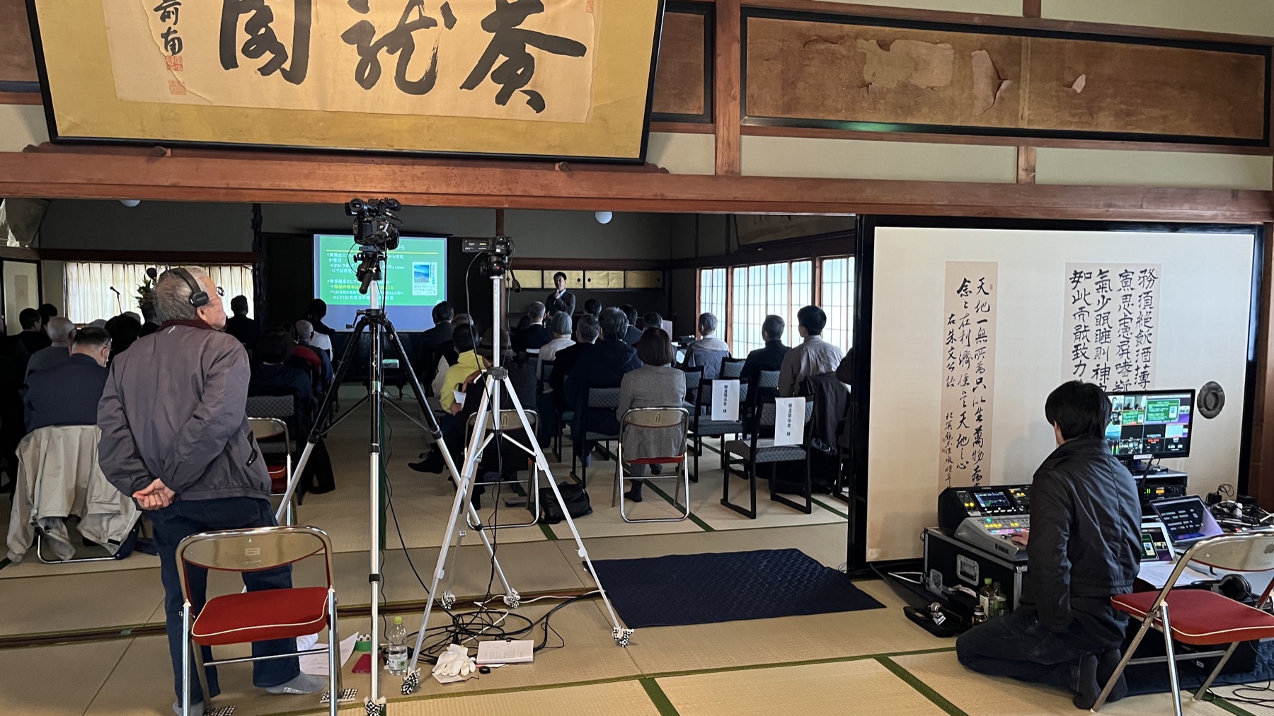会場後方でカメラと配信機材を設置している現場写真